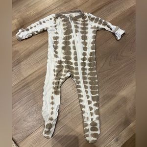 Kyte baby khaki riptide footie 0-3 months